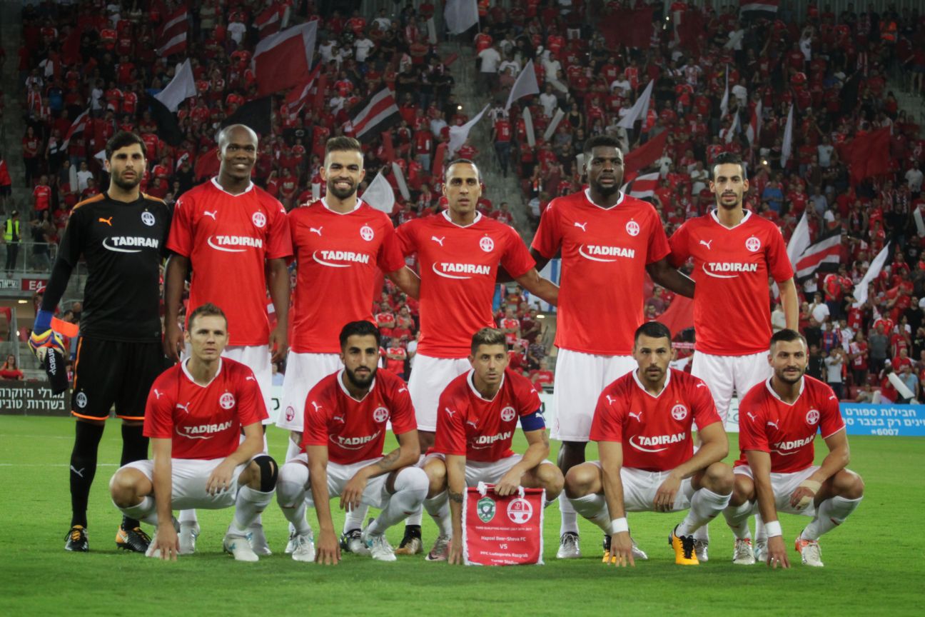 ההרכב הפותח של באר שבע מול לודוגורץ בבית. שלושה ''גרזנים'' (צילום: בן בודה)